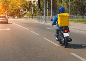 Moment șocant în Băneasa! Un livrator străin a fost lovit de o șoferiță furioasă: Nu au dreptul la durere...