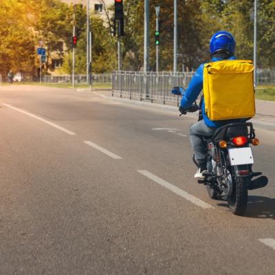 Moment șocant în Băneasa! Un livrator străin a fost lovit de o șoferiță furioasă: Nu au dreptul la durere...