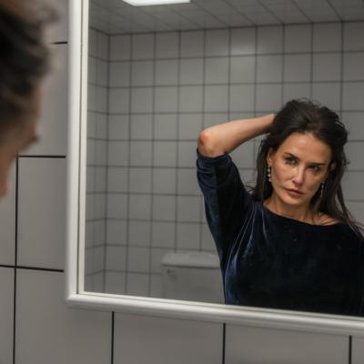 Substanța / The Substance - o experiență viscerală cu Demi Moore, acum în cinematografele din România!