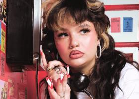 Lola Young lansează SPIDERS, o piesă despre fragilitate și dependență emoțională