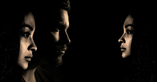 Dragoste la dublu: Top 3 zodii de barbati care iubesc 2 femei 