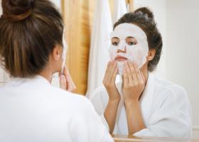 Măști de seară pentru ten matur: 7 opțiuni care hidratează, hrănesc și susțin fermitatea, cu ingrediente active bine alese
