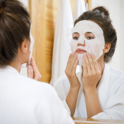 Măști de seară pentru ten matur: 7 opțiuni care hidratează, netezesc și susțin fermitatea, cu ingrediente active bine alese