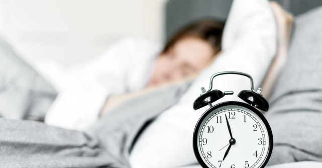 De ce somnul de weekend îți „strică” dimineața de luni