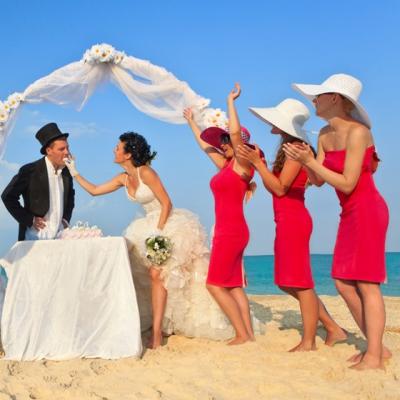 Cele mai ciudate poze cu domnisoarele de onoare