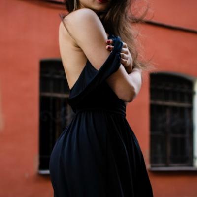 Imbracata in negru din cap pana in picioare? DA!