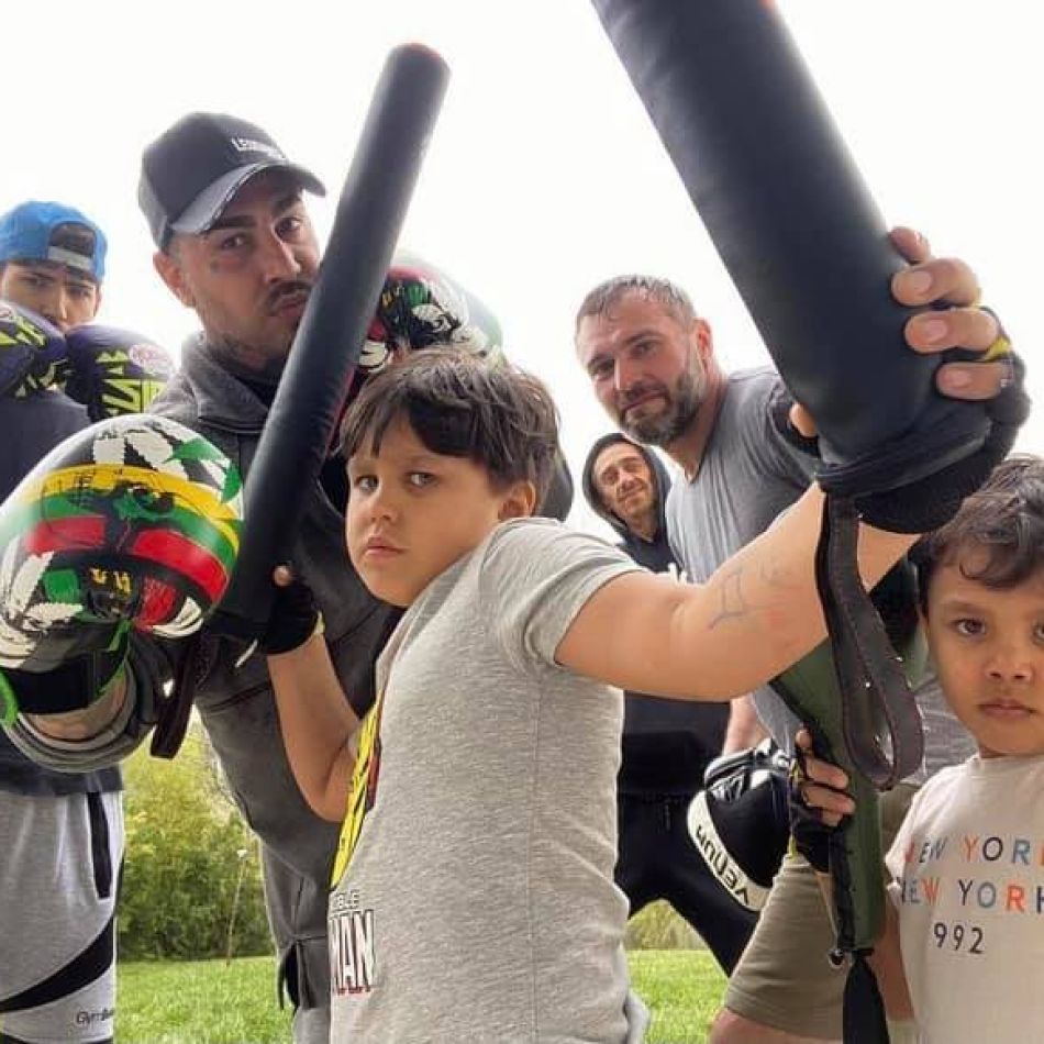 Antonia și Alex Velea, criticați pentru felul în care și-au îmbrăcat băieții în prima zi de școală 