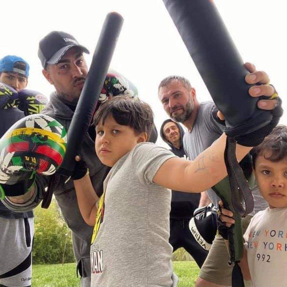 Antonia și Alex Velea, criticați pentru felul în care și-au îmbrăcat băieții în prima zi de școală 