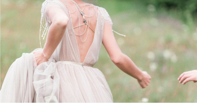 Rochii albe si pantofi pentru o nunta cu buget redus