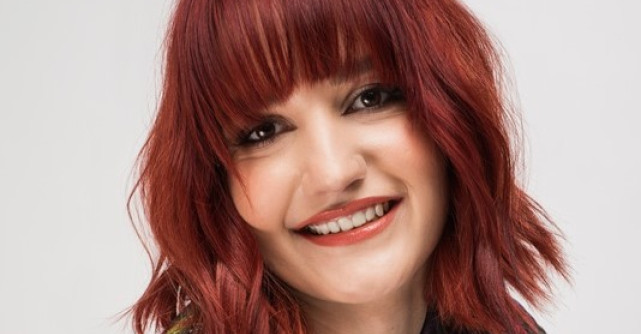 Roșul toamnei 2025: între eleganță, căldură și versatilitate