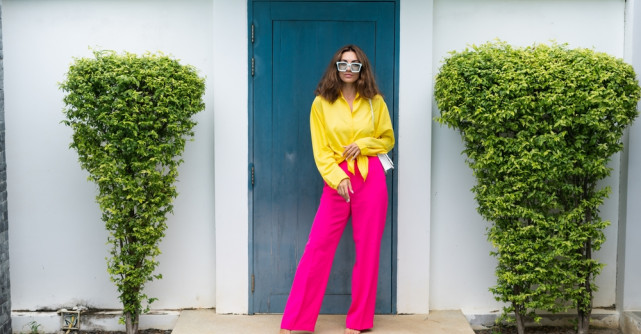 Trend Alert: Pantalonii în culori vibrante, vedetele modei în a doua jumătate a anului 2024