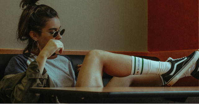 De ce sa porți șosetele groase până la genunchi la vedere în acest sezon?