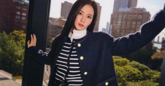 TOMMY HILFIGER O DEZVĂLUIE PE SUPERSTARUL K-POP JISOO CA AMBASADOR ÎN CAMPANIA TOAMNA 2024