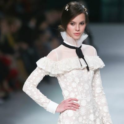 Se poarta volanasele: 5 bluze si camasi cu volane aplicate