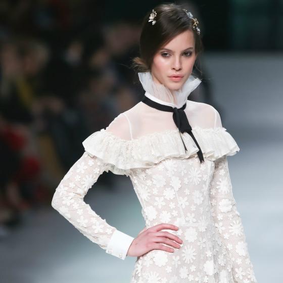 Se poarta volanasele: 5 bluze si camasi cu volane aplicate