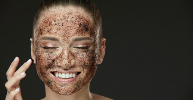 Masca din două ingrediente care curăță porii și elimină punctele negre