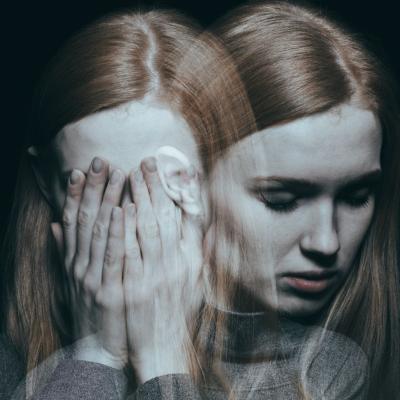 Depresia, lasata netratata poate dura ani si te consuma pe interior. Care sunt cauzele si cum o tratezi?