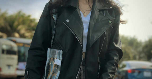 Ieși din tipare: geci de piele colorate și sacouri cu care să ieși în evidență