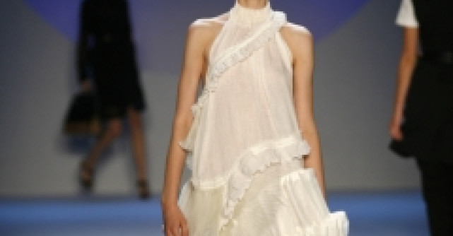 Practic: Cum se poarta rochia cu volane 