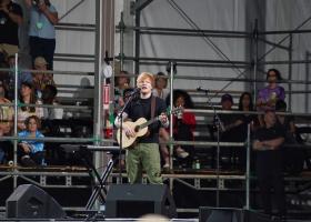 Ed Sheeran, cu vocea tremurândă pe scenă după scandalul din turneu: Îmi pare atât de, atât de rău. Nu vreau să dezamăgesc fanii