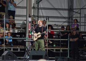 Ed Sheeran, cu vocea tremurândă pe scenă după scandalul din turneu: Îmi pare atât de, atât de rău. Nu vreau să dezamăgesc fanii