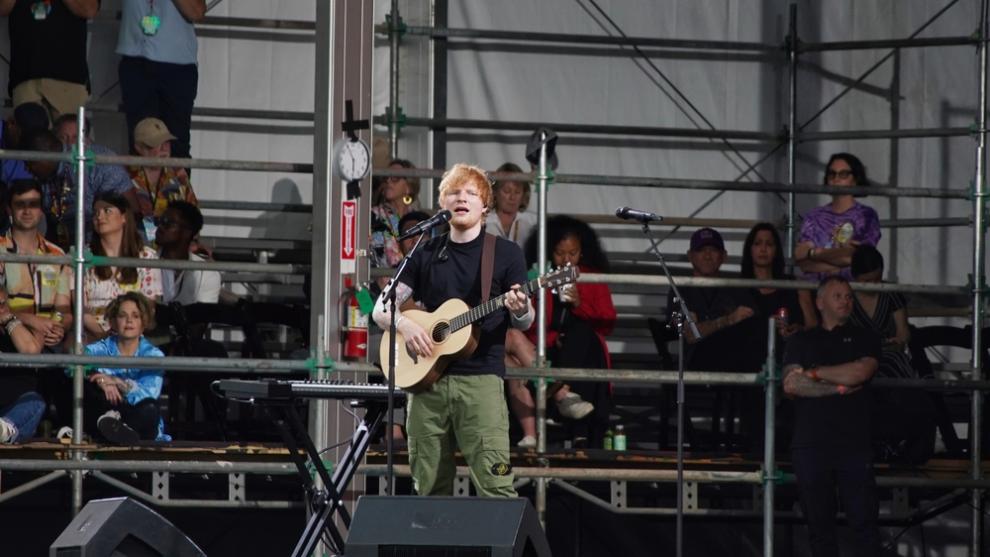 Ed Sheeran, cu vocea tremurândă pe scenă după scandalul din turneu: Îmi pare atât de, atât de rău. Nu vreau să dezamăgesc fanii