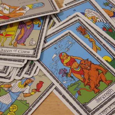 Etalare de Tarot: Te iubește și nu vrea să recunoască?