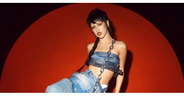 Scăpați de inhibiții cu Holy Molly în Freaks in Town