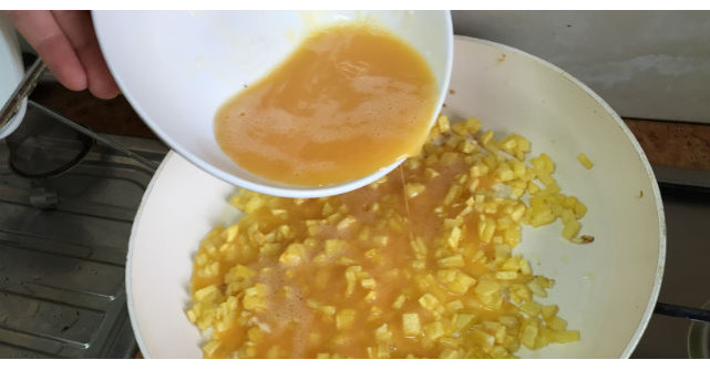 Adauga ouale batute peste cartofii cubulete din tigaie. Ce face apoi? DELICIOS