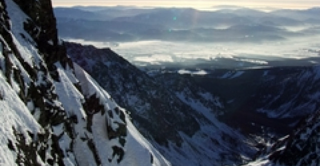 Video: Chris Brown petrece in varf de munte