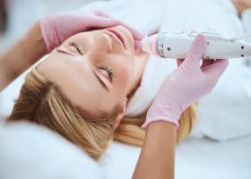 De ce să alegi microneedling pentru un ten mai ferm și mai luminos?