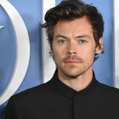 Harry Styles, incident dramatic pe scenă la Wembley. Artistul s-a înecat cu apă în timpul unui concert