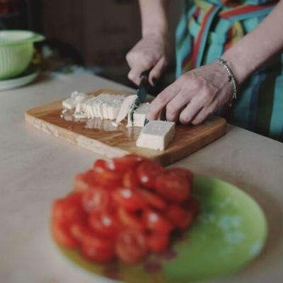 Trei variante de salate cu urdă care îți vor transforma prânzul 