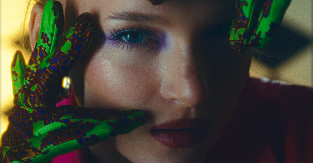 Evelina Negru lansează single-ul 'Oglinda'