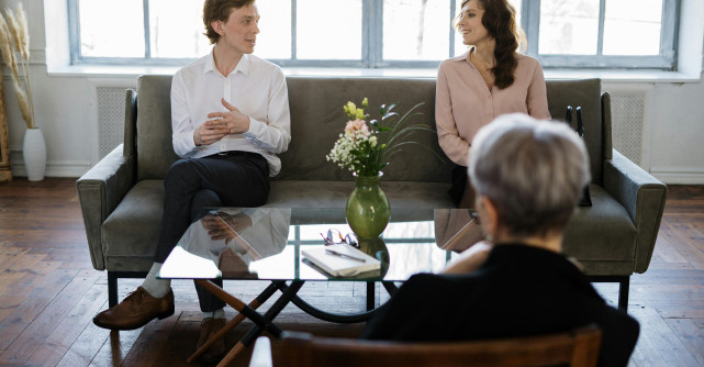 Există prietenie după divorț? De ce unii oameni pot rămâne prieteni și alții nu? Află detaliul SECRET!