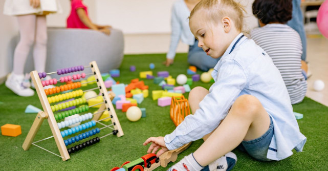 10 jocuri care dezvoltă gândirea logică a copilului: activități simple care îl învață să găsească singur soluții