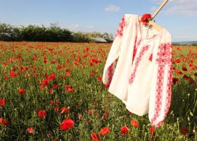 Ia românească - comoara noastră națională. Află povestea bluzei cusute cu suflet!