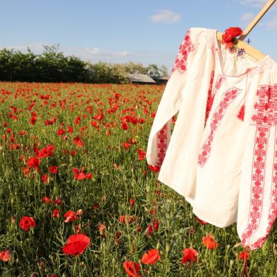 Ia românească - comoara noastră națională. Află povestea bluzei cusute cu suflet! 