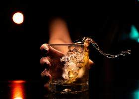 Ce accesorii completează perfect o sticlă de whiskey oferită cadou