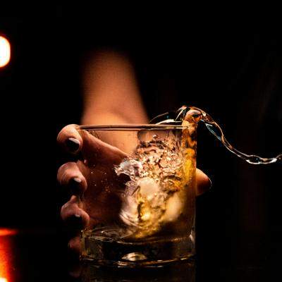 Ce accesorii completează perfect o sticlă de whiskey oferită cadou
