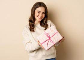 Psihologia cadourilor: De ce darurile cu semnificație ne fac mai fericite decât cele scumpe