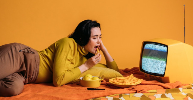 5 serii de filme perfecte pentru un weekend pe canapea