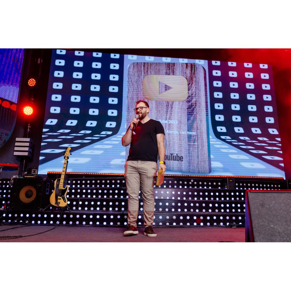 Atenție, Cad Mere! premiat pentru Cel mai bun canal de educație 2022 în cadrul evenimentului de aniversare a 10 ani de YouTube