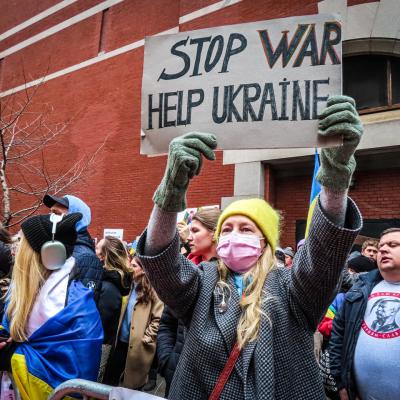 Ucraina si Rusia au ajuns la un armistitiu partial: coridoare umanitare si evacuarea civililor