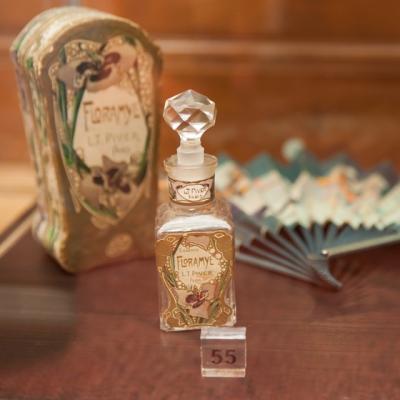 Istorie cu parfum la Pelisor! Cea mai mare expozitie de sticle de parfum din Romania