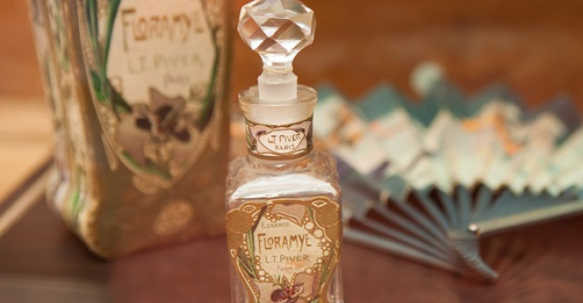 Istorie cu parfum la Pelisor! Cea mai mare expozitie de sticle de parfum din Romania