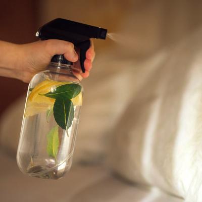 Parfum natural pentru așternuturi: rețeta simplă care împrospătează patul și creează o atmosferă relaxantă