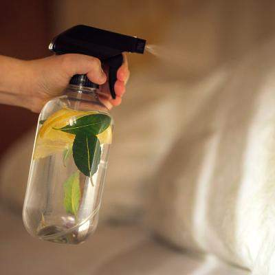 Parfum natural pentru așternuturi: rețeta simplă care împrospătează patul și creează o atmosferă relaxantă