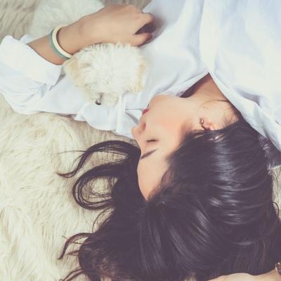 3 puncte de presopunctura pentru somn odihnitor, pe care le poti activa singura