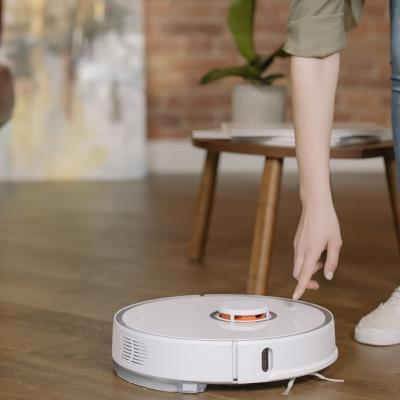 Aspirator robot cu spălare: de ce să-ţi iei unul şi cât de eficient este